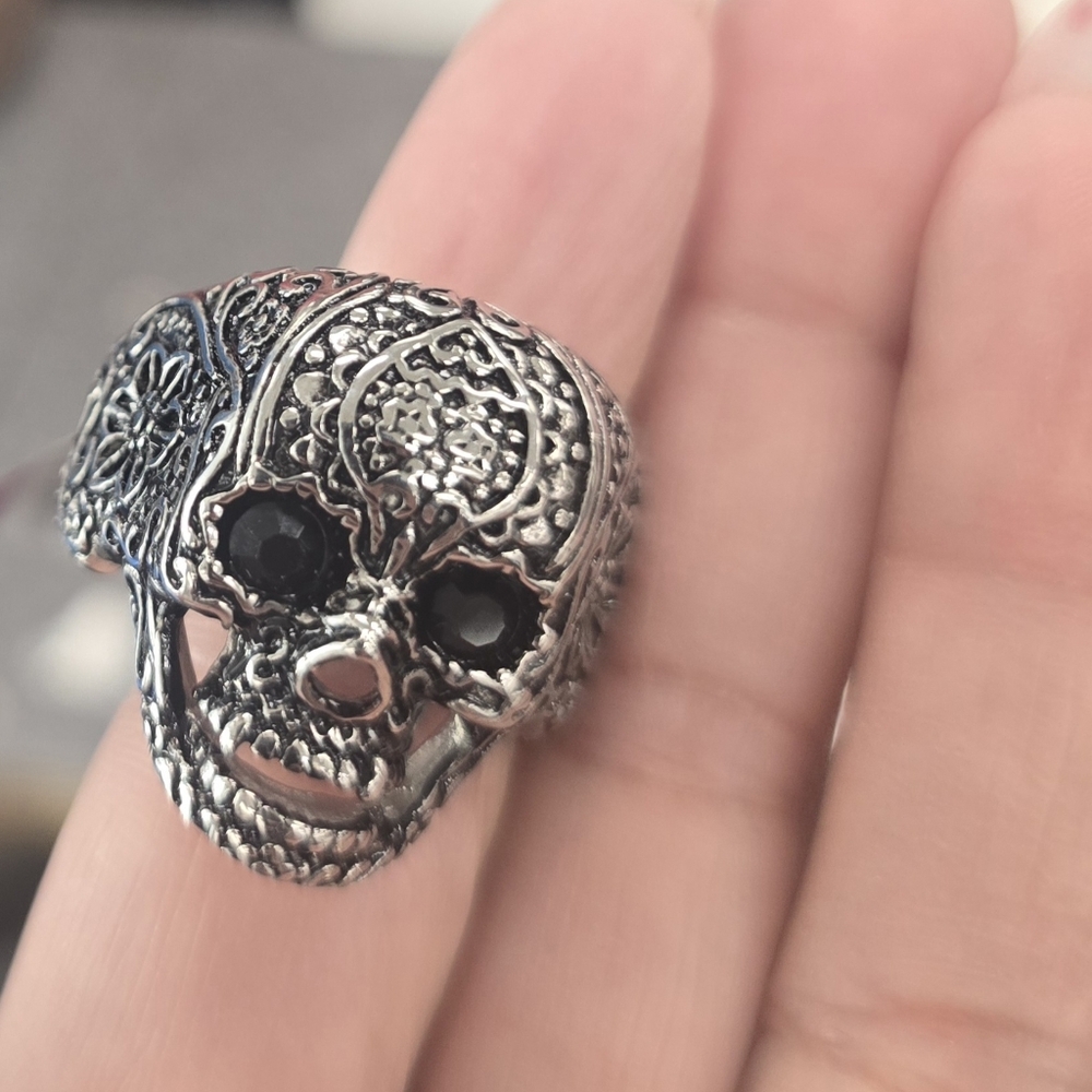 Skull Ring - Picture 2 of 6